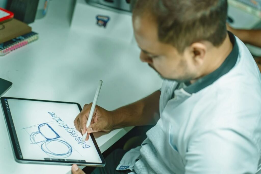 Profesional trabaja con una tableta digitalizadora sobre un escritorio.