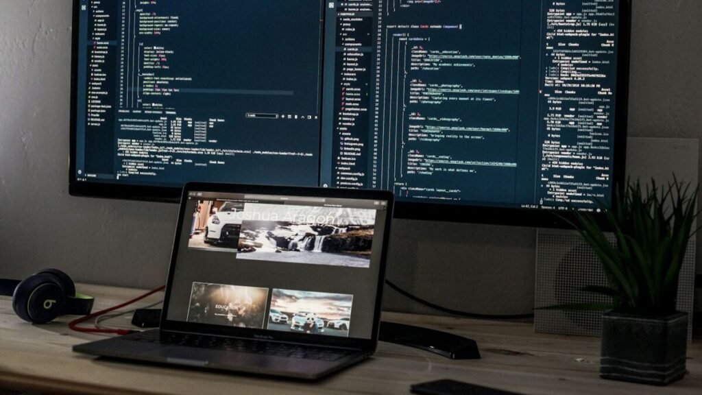 Pantalla de computadora con código de un proyecto digital.