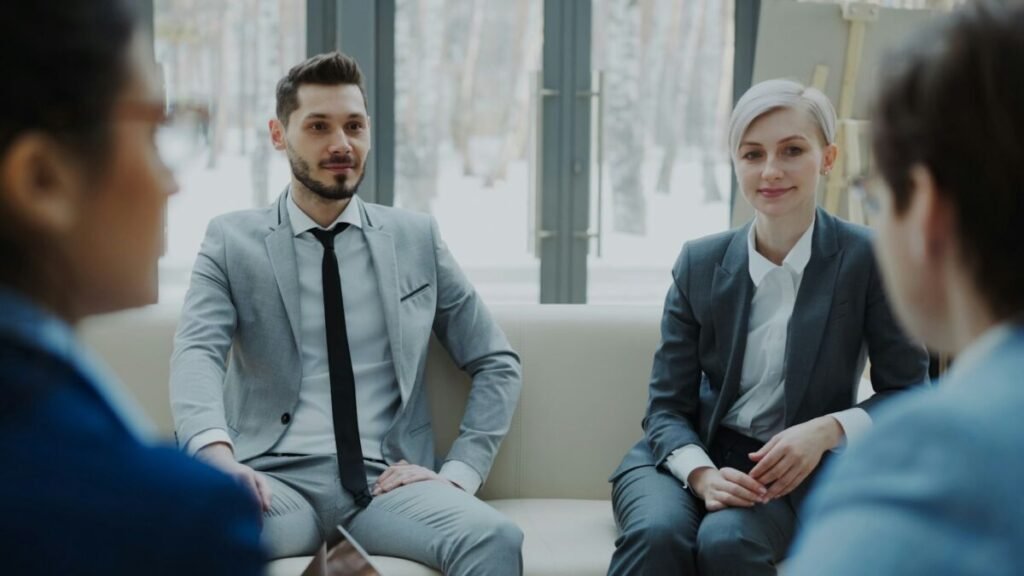 Profesionales conversan alrededor de una mesa en una reunión de trabajo.