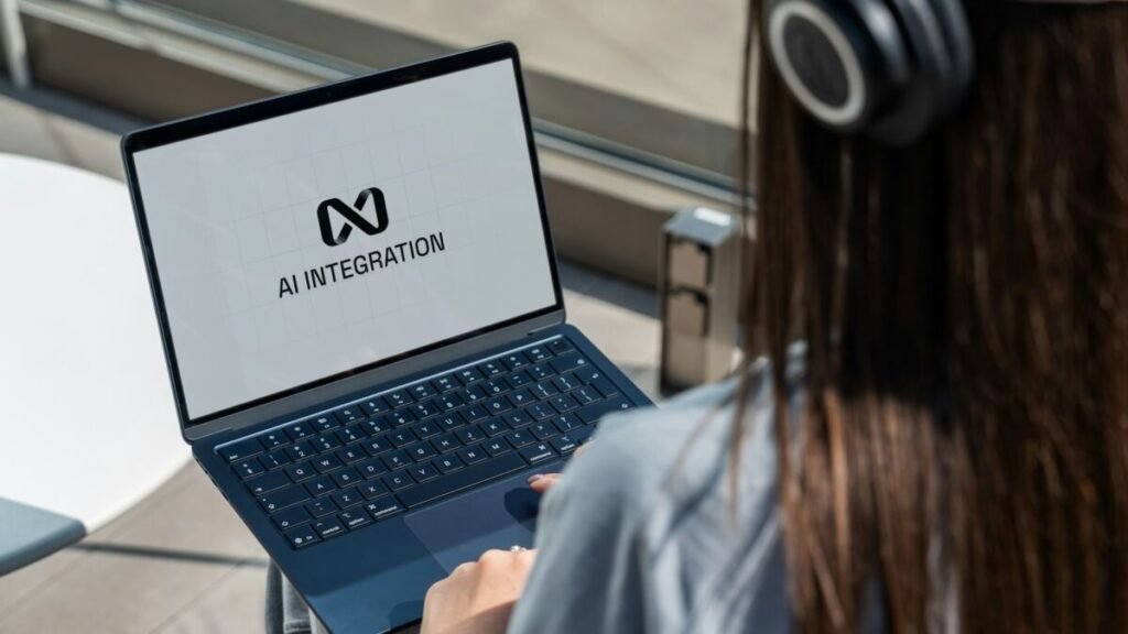 Persona trabaja frente a una computadora con una interfaz relacionada con inteligencia artificial.