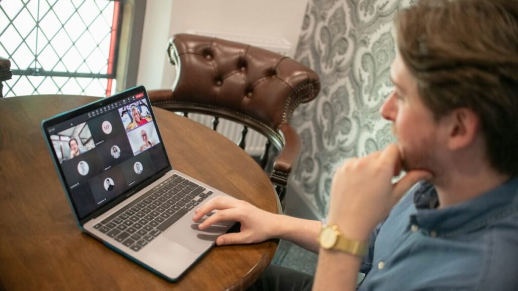 Persona participa en una videollamada desde una computadora portátil.