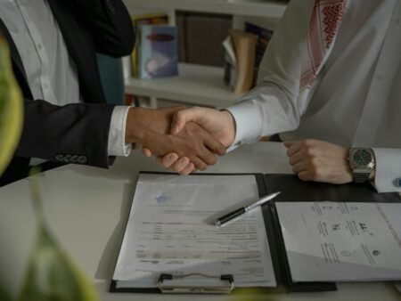 Contrato freelance: qué acordar sobre alcance, revisiones, pagos y propiedad intelectual