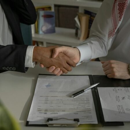 Contrato freelance: qué acordar sobre alcance, revisiones, pagos y propiedad intelectual