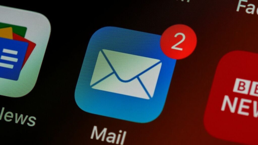 Ícono de correo con una notificación en una pantalla.